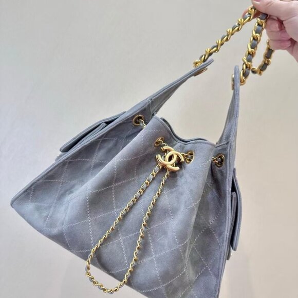 Classic CHANEL Bag: A Stylish and Versatile Choice for Elegance - Picture 3 of 8